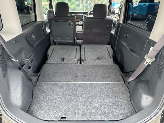 セカンドシートを倒すと大きな荷物も簡単に積めます♪