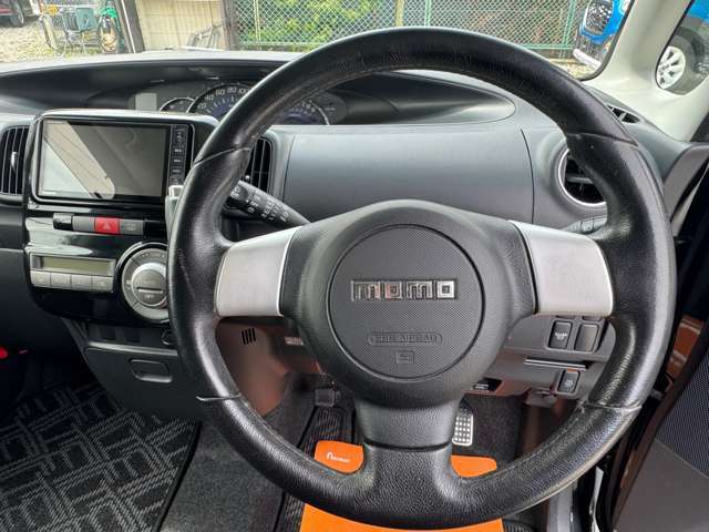 革を使用ており手にしっかりと馴染みとても運転しやすいです。