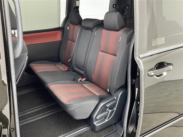 【後部座席】大人が座っても余裕のある広さです！！頭上や足元のスペースも広く取ってあります！