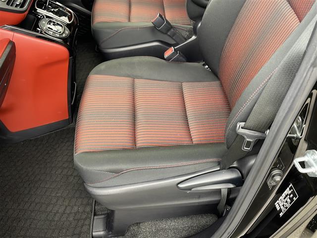 【運転席】座り心地が良いシートなので長時間の運転でも快適にお過ごしいただけます。新品のフロアマットのご注文も可能です。掲載箇所以外にご希望の写真がございましたらお気軽にお問い合わせ下さい。