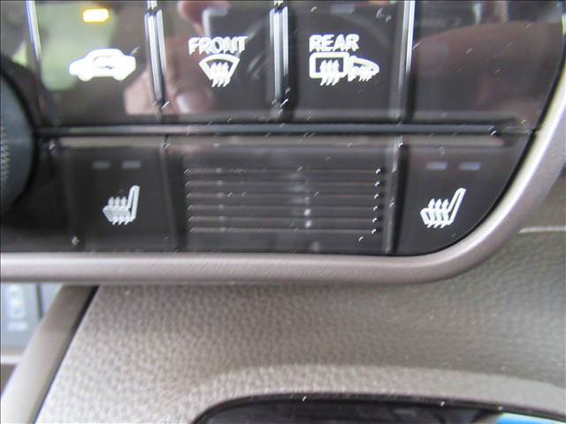 【シートヒーター】寒い冬にはあったら快適な装備です。宮城の冬でも快適にお過ごしいただけます。特に女性の方に喜んでもらえることが多いです。