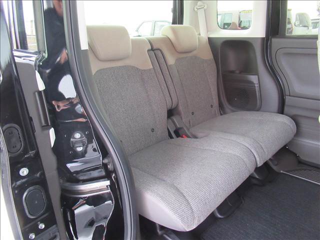 広々とした2列目は大人が乗っても快適にロングドライブが楽しめます。