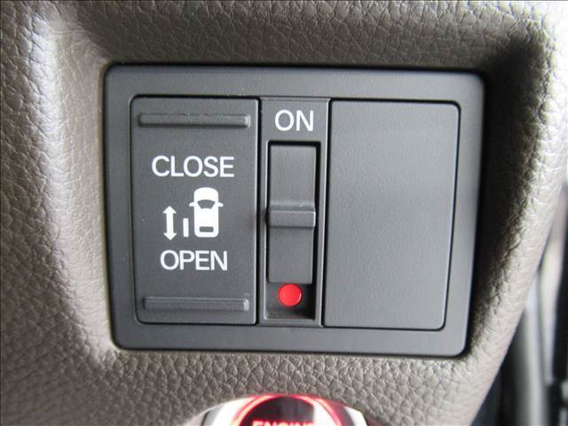 【電動スライドドア】助手席が自動で開閉できます。子供の乗り降りに運転席側から開けられるのは非常に便利です.