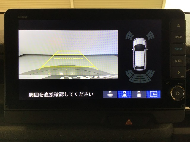 【バックカメラ】運転が苦手な方も車庫入れラクラクです！ギアをリバースに入れれば自動的に切り換わりますので、面倒な操作は不要です♪狭い駐車場もお車を傷つけず安心ですね！