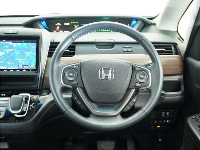 【Honda SENSING】 カメラ等装置で精度の高い検知能力を発揮、安全運転を支援します。ステアリング上のコントローラーに注目！