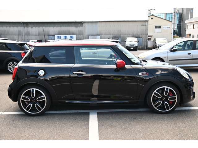 ショートオーバーハングで車内空間の向上そして取り回しのしやすさを実現しております。