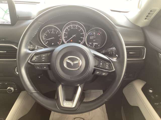 革巻きのステアリングです。グリップ性が良く、手に馴染みます。常に触れている所だからこそ、触り心地のいいものを選びたいですよね。