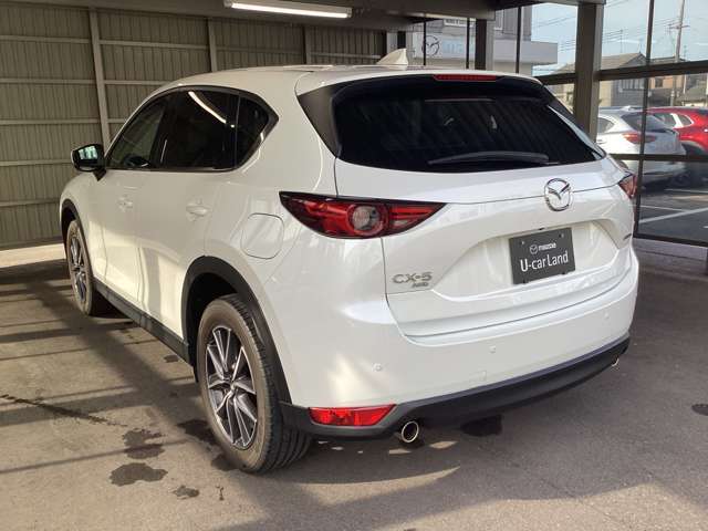 後ろにある障害物をセンサーが検知して、音でお知らせするパーキングセンサーが付いています。バックのときに近くに物や壁があると、ピッピッという音で距離を教えてくれるので、安心して駐車できます。