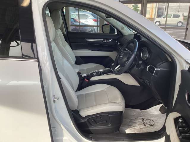 マツダの運転席はどなたでも楽に運転できる姿勢をとることができます！ぜひご体感ください。