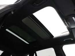 【開放的なサンルーフ】閉塞的な空間になりがちな車内の中で、開放感を与えてくれるサンルーフは大人気の装備です！