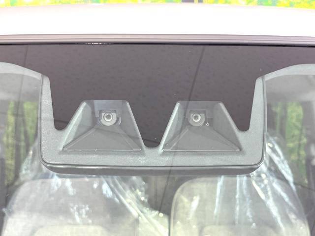 【スマートアシスト】走行中に前方の車両等を認識し、衝突しそうな時は警報とブレーキで衝突回避と被害軽減をアシスト。より安全にドライブをお楽しみいただけます。