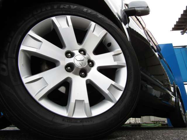 当社は自社工場にて整備を行いますので納車前の徹底的な整備により年式の古いお車でも安心してお乗り続けて頂くことができます。車検やオイル交換など軽整備まで当社サービススタッフになんでもお任せ下さい。