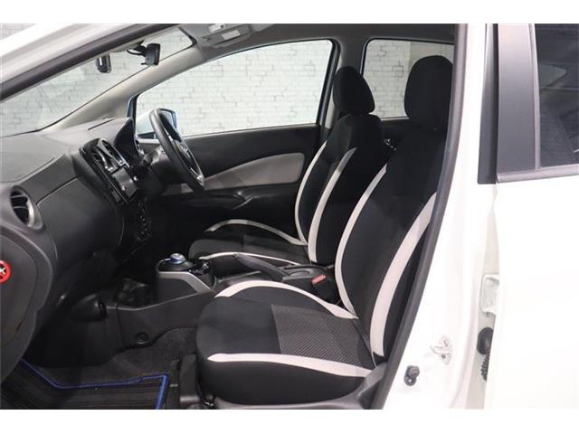 体格に合わせてシートの位置をきめ細かく調節できるので、いつでも最適な運転姿勢をキープ。操作も軽く、ラクラクです