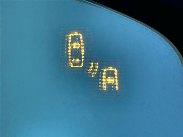 【ブラインドスポットモニタ】レーダーにより隣車線の車両を検知。車両を検知した側の表示灯が点灯。車両を検知している側に車線変更をしようとした場合、ブザーと表示で危険をお知らせします。