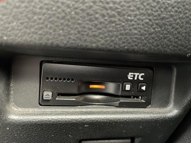 【ETC】有料道路を利用する際に料金所で停止することなく通過できる、ETC車載器（ノンストップ自動料金収受システム機器）が装備されています。セットアップを行うことで利用可能になります。