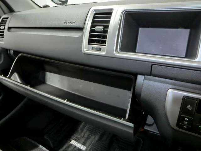 大容量なフロントコンソール、しっかり片付いて室内スッキリ。