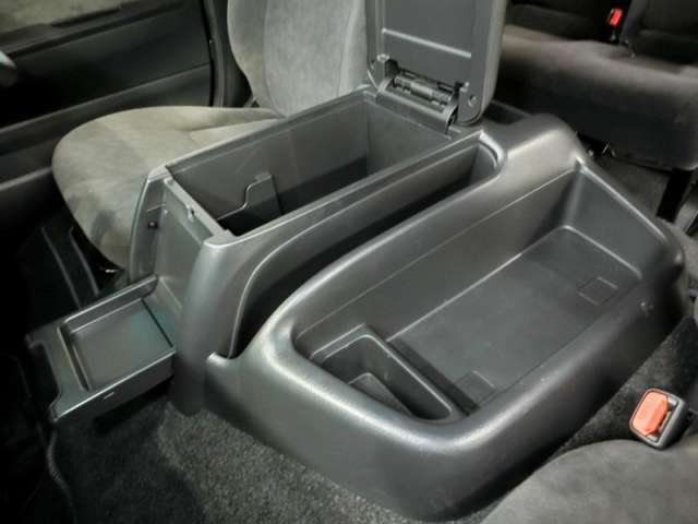 大容量のセンターコンソールですので、収納にとっても便利です。