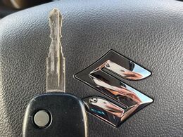 【キーレス】少し離れた場所からでもボタン一つでドアの開錠・施錠ができるのでとっても便利！ドアの鍵穴周りに傷をつけることもありません♪