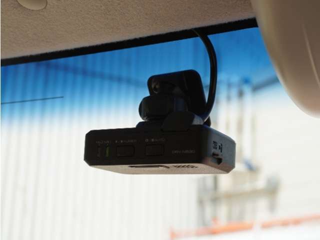 ◆ドライブレコーダー◆映像・音声などを記録する自動車用の装置です。　もしもの事故の際の記録はもちろん、旅行の際の思い出としてドライブの映像を楽しむことができます。
