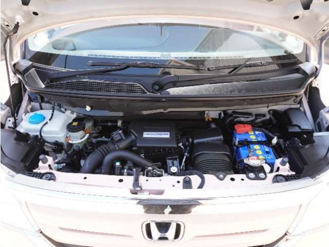 エンジンは車の心臓部分です。このエンジンルームが汚いとトラブルの基になります。当店は専用の液剤を使って徹底的に綺麗にします。