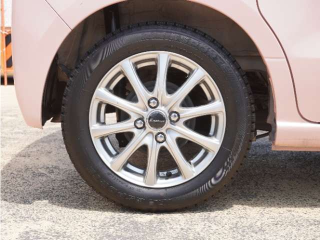 アルミホイール装着車です！これで足元まわりもおしゃれにきまります！
