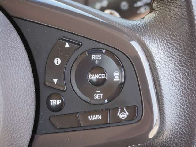 【アダプティブクルーズコントロール】予め設定した車速内でクルマが自動的に加減速。前走車との適切な車間距離を維持しながら追従走行します。【LKAS】車線維持支援システムでステアリング操作を支援。