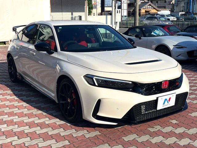 大好評のボディコーティング「弾スプラッシュコート」もご納車までに施工可能。通常のガラスコートと異なる、耐久年数6年の無機質ガラスコーティングが、ボディをキレイな状態に保ってくれます。