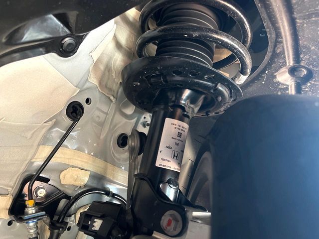 お車を安心してお乗りいただく為には、足回りの定期点検が欠かせません。サービスサポート（有償保証）では無料点検もご提供しており、安心のカーライフをお過ごしいただけるサポート体制が整っています。