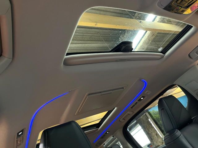 【サンルーフ】開放感たっぷりの希少装備、サンルーフが装着されています！車内に明かりを取り入れたり景色を楽しむ以外にも、車内の空気も簡単に換気できて快適です！