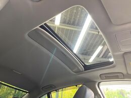 【サンルーフ】開放感たっぷりの希少装備、サンルーフが装着されています！車内に明かりを取り入れたり景色を楽しむ以外にも、車内の空気も簡単に換気できて快適です！