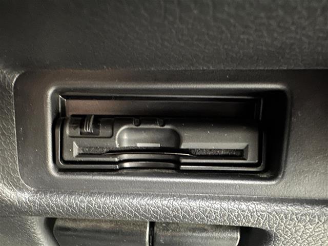 【ETC】有料道路を利用する際に料金所で停止することなく通過できる、ETC車載器（ノンストップ自動料金収受システム機器）が装備されています。セットアップを行うことで利用可能になります。