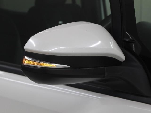 サイドターンランプ付きドアミラー。車両のドレスアップと右左折時の被視認性を兼ね備えたお洒落なミラーです。
