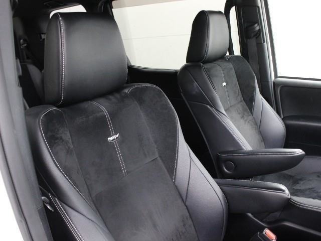 スエード調表皮と合成皮革を組み合わせ、シルバーステッチを施したG's専用フロントスポーティシート(G'sエンブレム付)が装備されています。