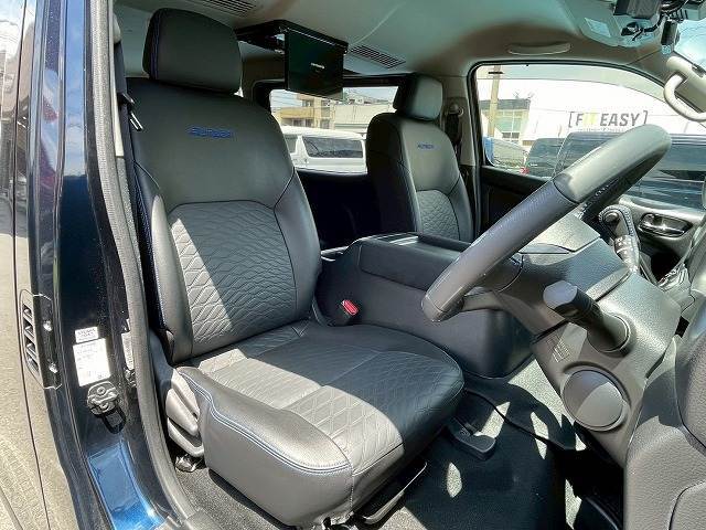 各ブランドのシートカバーの取り扱いもございます。また、弊社オリジナルフロアマットもご用意しております