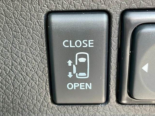 【電動スライドドア】運転席よりボタンひとつで開閉可能なスライドドアです。雨の日のお迎えの時など役立ちますね。