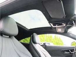 解放感のあるパノラミックスライディングルーフ