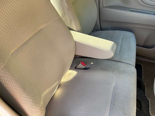 ベンチシートで室内広々！