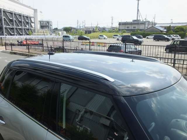 ルーフはシルバーと相性の良いブラック！ルーフにはロングアンテナが装着されております！