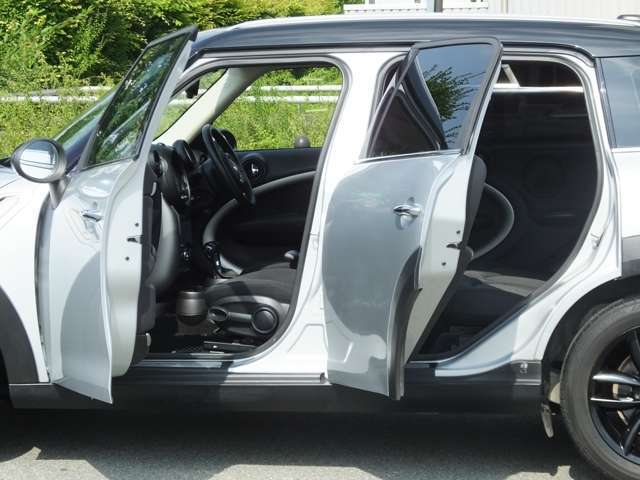 5ドアモデルで後部座席の乗り降りもラクラクです！