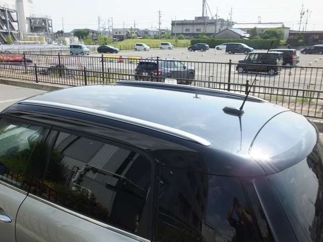 ルーフはシルバーと相性の良いブラック！ルーフにはロングアンテナが装着されております！
