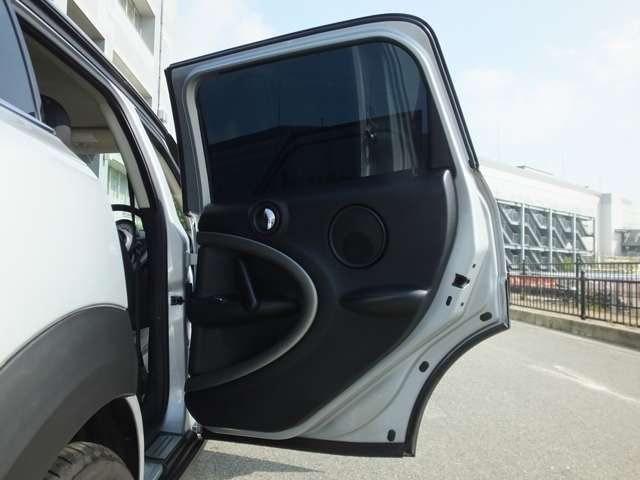 5ドアモデルで後部座席の乗り降りもラクラクです！