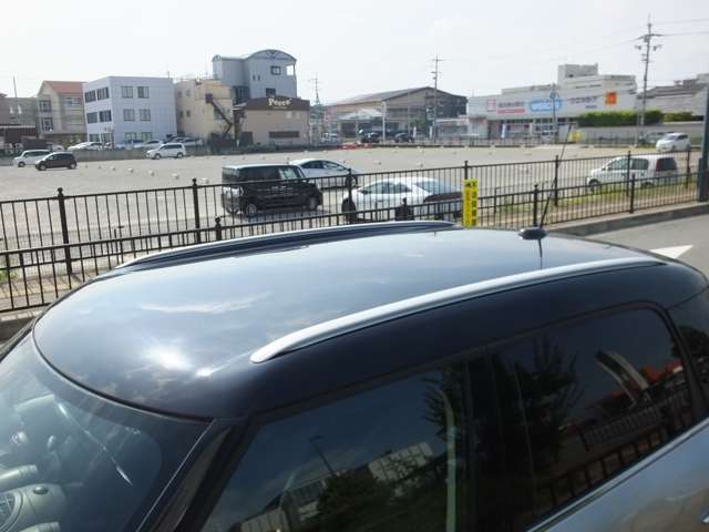 ルーフはシルバーと相性の良いブラック！ルーフにはロングアンテナが装着されております！