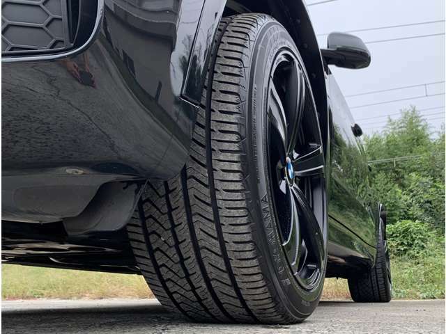 タイヤの溝も8割程残っております。