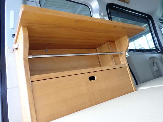 ★左側キャビネットは扉付収納！熟練した家具職人の技でしっかりと作り上げてます★