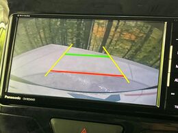 【バックカメラ】駐車時に後方がリアルタイム映像で確認できます。大型商業施設や立体駐車場での駐車時や、夜間のバック時に大活躍！運転スキルに関わらず、今や必須となった装備のひとつです！