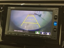 リバースギアに入れるだけで後方の表示へ切り替わります。夜間や雨の日の駐車も楽になりますよ。