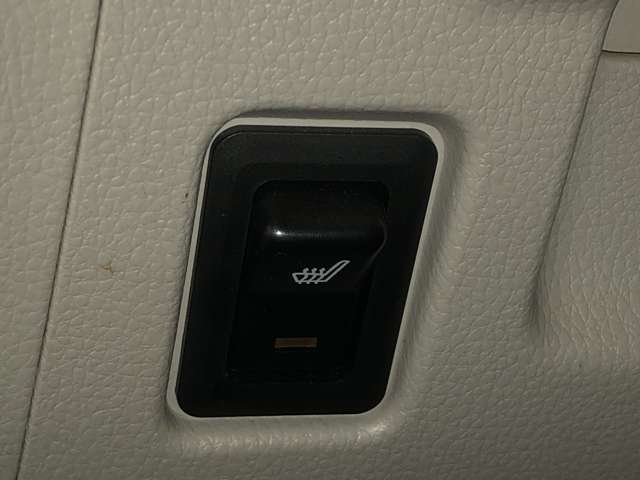 【シートヒーター】　こちらのボタンを押していただくとシートを温めてくれるので寒いときでも快適にお過ごしいただけます！