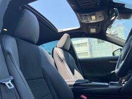【サンルーフ】開放感たっぷりの希少装備、サンルーフが装着されています！車内に明かりを取り入れたり景色を楽しむ以外にも、車内の空気も簡単に換気できて快適です！
