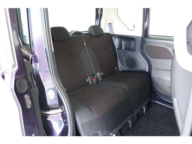 ゆとりのあるリヤシートです。スライド機能付きで足元も広々です。