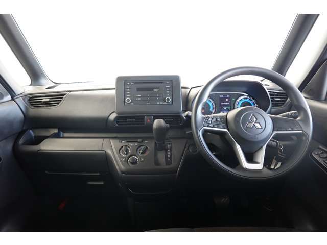 しっかりまとまった感のあるインパネ。各操作スイッチなども使いやすい位置に配置されています。